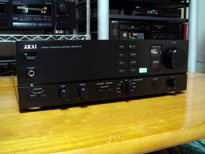 AKAI AM-M712